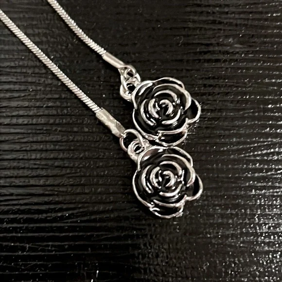 NWOT fashion rose long necklace - Picture 6 of 6